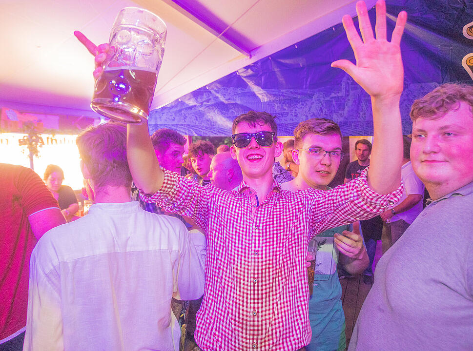 Musik im Festzelt gab es mit der Band "KLOSTERGOLD"