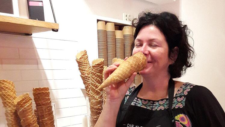 Genießerin: Josee Boucher kauft die Eiswaffeln in Frankreich. Foto: I. Fenn-Nebel