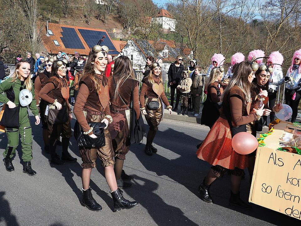 Buntes Faschingstreiben lockte tausende Besucher an.