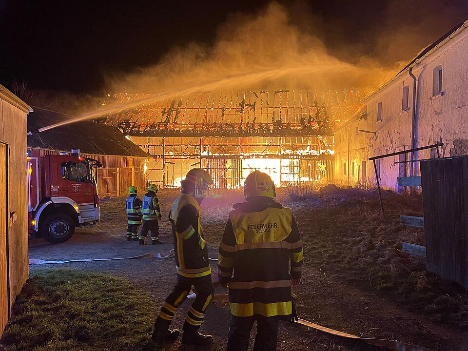 Großbrand im Kreis Hof: Scheune brennt komplett aus