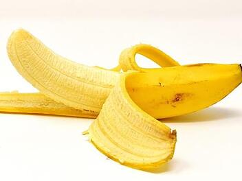 Eine aus dem Fahrzeugfenster geworfene Bananenschale wurde einem 53-jährigen Autofahrer zum Verhängnis. Ihm wurde der Führerschein abgenommen.  Symbolbild: pixabay.com