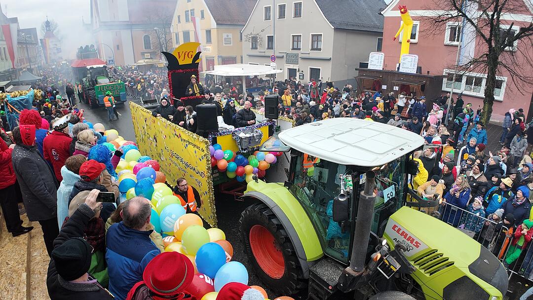 Die Narren sind los: Faschingszug zieht durch Allersberg