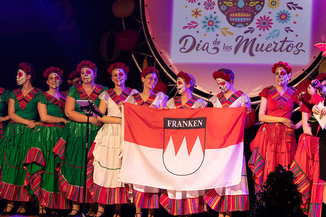 Viele Tanzgruppen, lustige Büttenreden und ein furioses Finale!