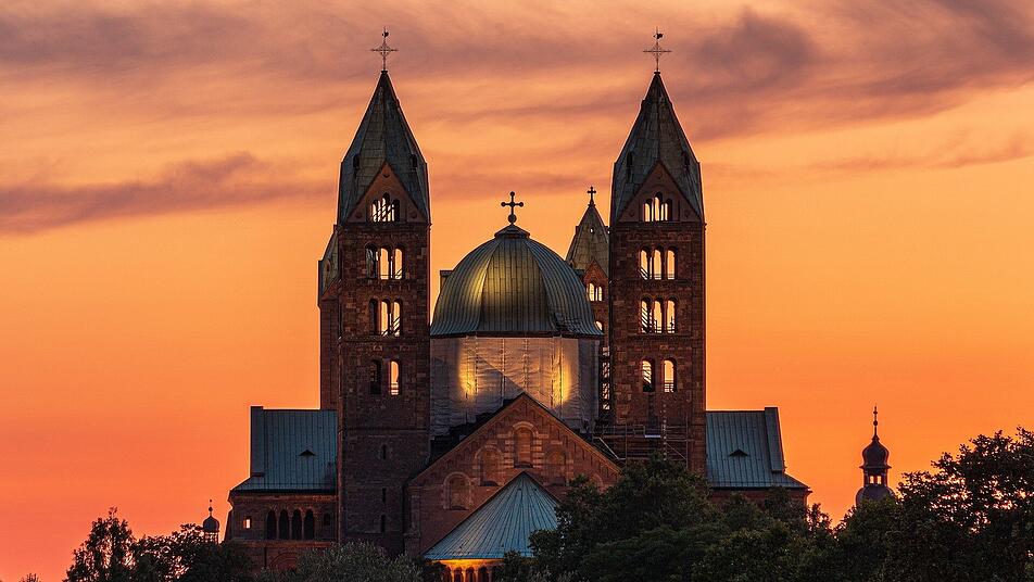 Den Speyrer Dom könnt ihr unterwegs besichtigen.