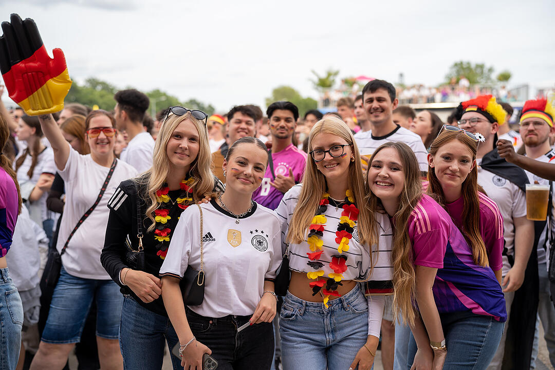 Fans schauen das EM-Viertelfinale zwischen Duetschland und Spanien in Nürnberg