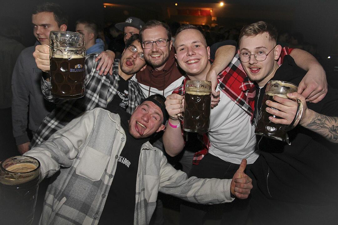 Die Partyband "Power" heizte ordentlich ein.