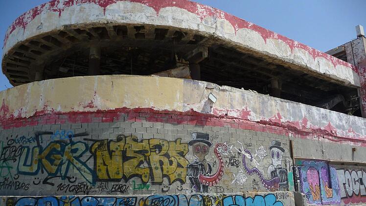 Eine Ruine erinnert an den Brandanschlag, den ein Selbstmordattentäter 2001 auf die Diskothek "Dolphy" am Strand von Tel Aviv verübte. Foto: irfe