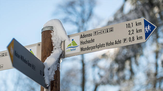 Auf der Suche nach einem Skigebiet in Rheinland-Pfalz? Der Wegweiser zeigt zum höchsten Berg der Eifel, der Hohen Acht.