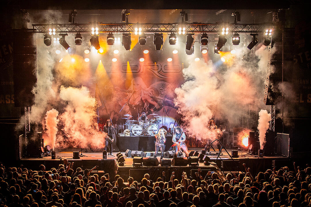 An die 2000 Besucher feierten die Rockmusik!