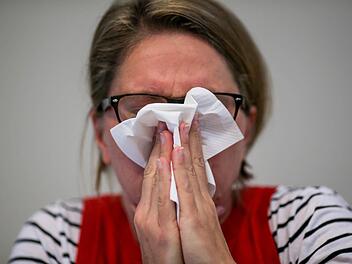Ob es in diesem Winter zu einer Grippewelle kommt, ist noch nicht absehbar. Falls wieder alle das Husten und Schniefen anfangen, sollte man als Gesunder besser Abstand halten. Symbolfoto: Axel Heimken/dpa