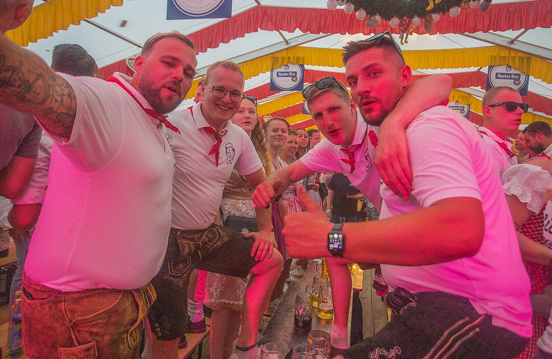 Musik im Festzelt gab es mit der Band "KLOSTERGOLD"