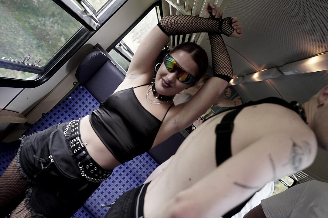 Party im Zug - Raver*innen tanzen zu Techno-Beats