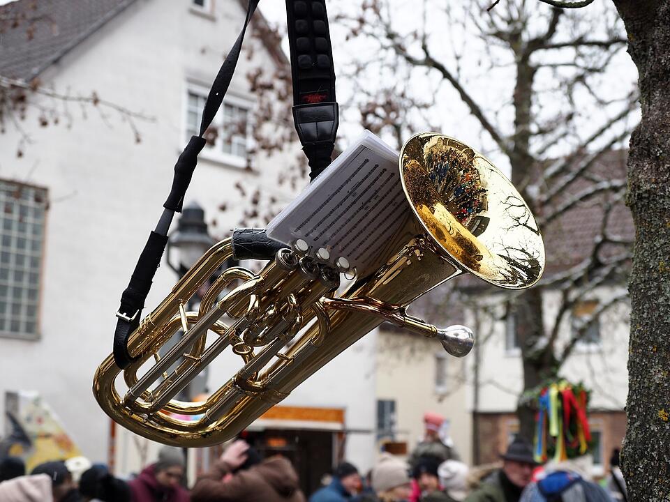 Tausende Besucher beim traditionellen Maskenumzug