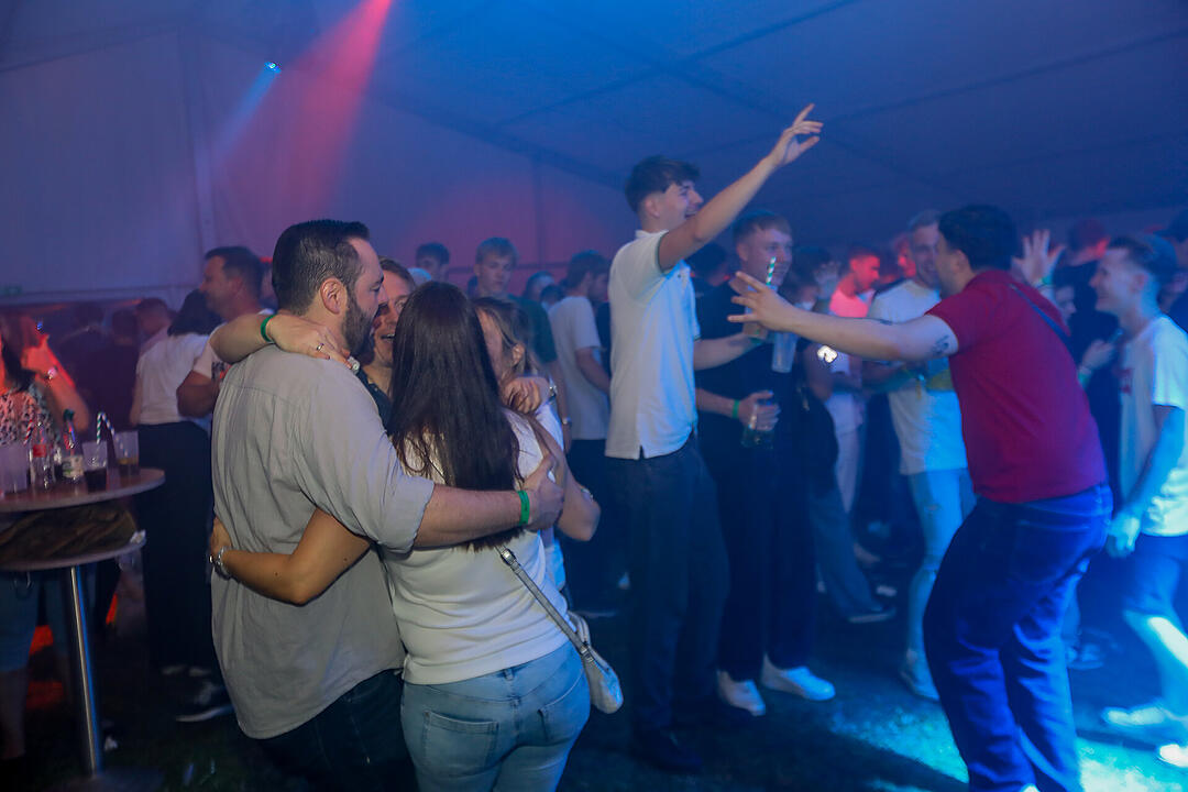 Partyzeltdorf mit 5 Areas!