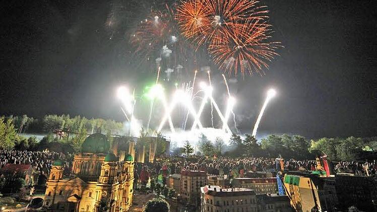 Bei den "Langen Nächten" im Legoland gibt es zum Abschluss ein großes Feuerwerk. Fotos: Legoland Deutschland