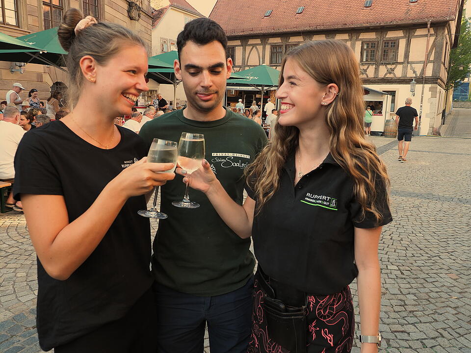 Das Weinfest zieht tausende Besucher an.