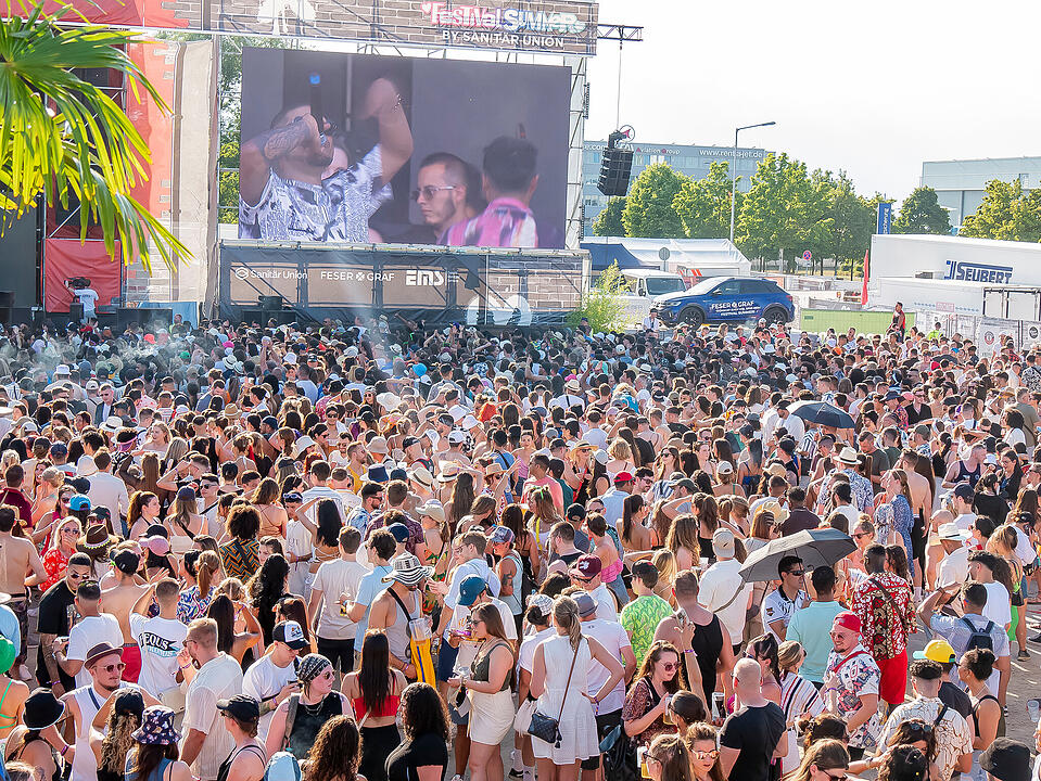 Mit internationalen und nationalen Live-Acts!