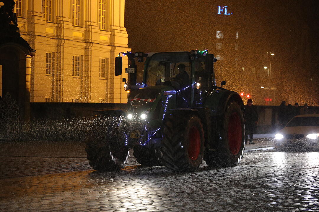 Weihnachtliche Lichterfahrt: Dutzende beleuchtete Traktoren fahren durch Ansbach