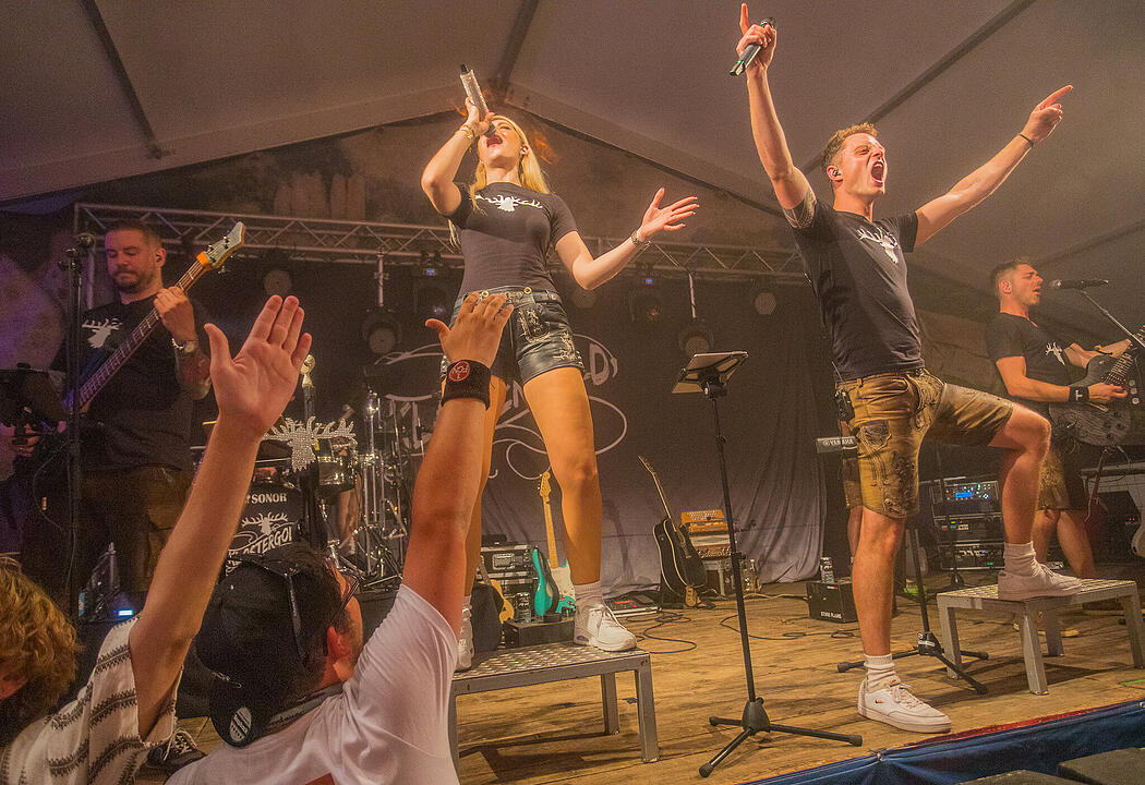 Musik im Festzelt gab es mit der Band "KLOSTERGOLD"