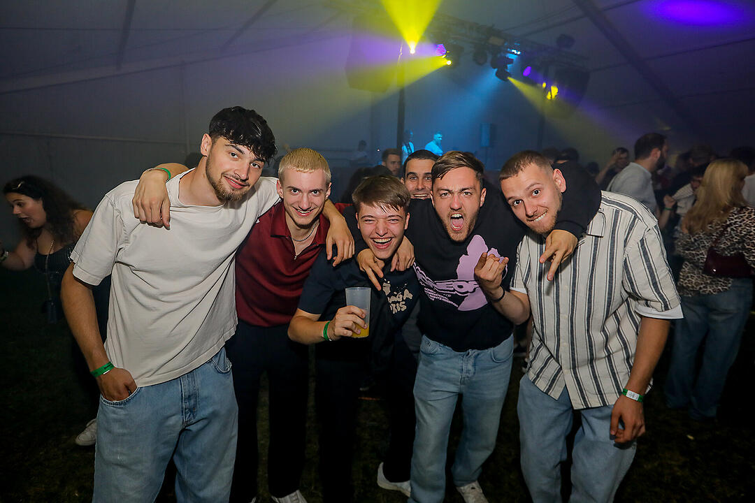 Partyzeltdorf mit 5 Areas!