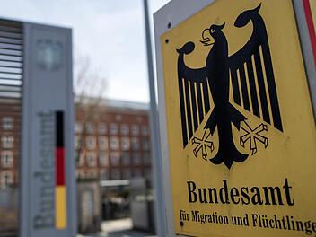Mehr als 1200 Asylanträge soll eine Beamtin im Bundesamt für Migration und Flüchtlinge bewilligt haben, obwohl die Voraussetzungen dafür nicht gegeben waren.  Foto: Daniel Karmann/dpa