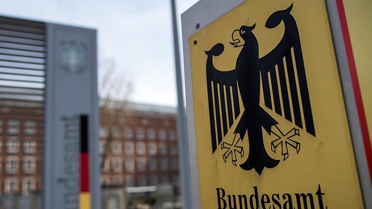 Mehr als 1200 Asylanträge soll eine Beamtin im Bundesamt für Migration und Flüchtlinge bewilligt haben, obwohl die Voraussetzungen dafür nicht gegeben waren.  Foto: Daniel Karmann/dpa