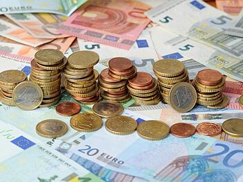 Schön, wenn man Geld hat. Es zu vermehren, ist angesichts der Niedrigzinsphase nicht so einfach - aber es geht. Wie, das erklären zwei Experten des Bundesverbandes deutscher Banken. Foto: Tobias Hase/dpa