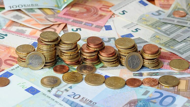 Schön, wenn man Geld hat. Es zu vermehren, ist angesichts der Niedrigzinsphase nicht so einfach - aber es geht. Wie, das erklären zwei Experten des Bundesverbandes deutscher Banken. Foto: Tobias Hase/dpa