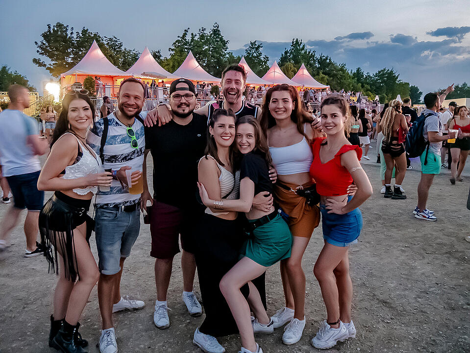 Mit internationalen und nationalen Live-Acts!