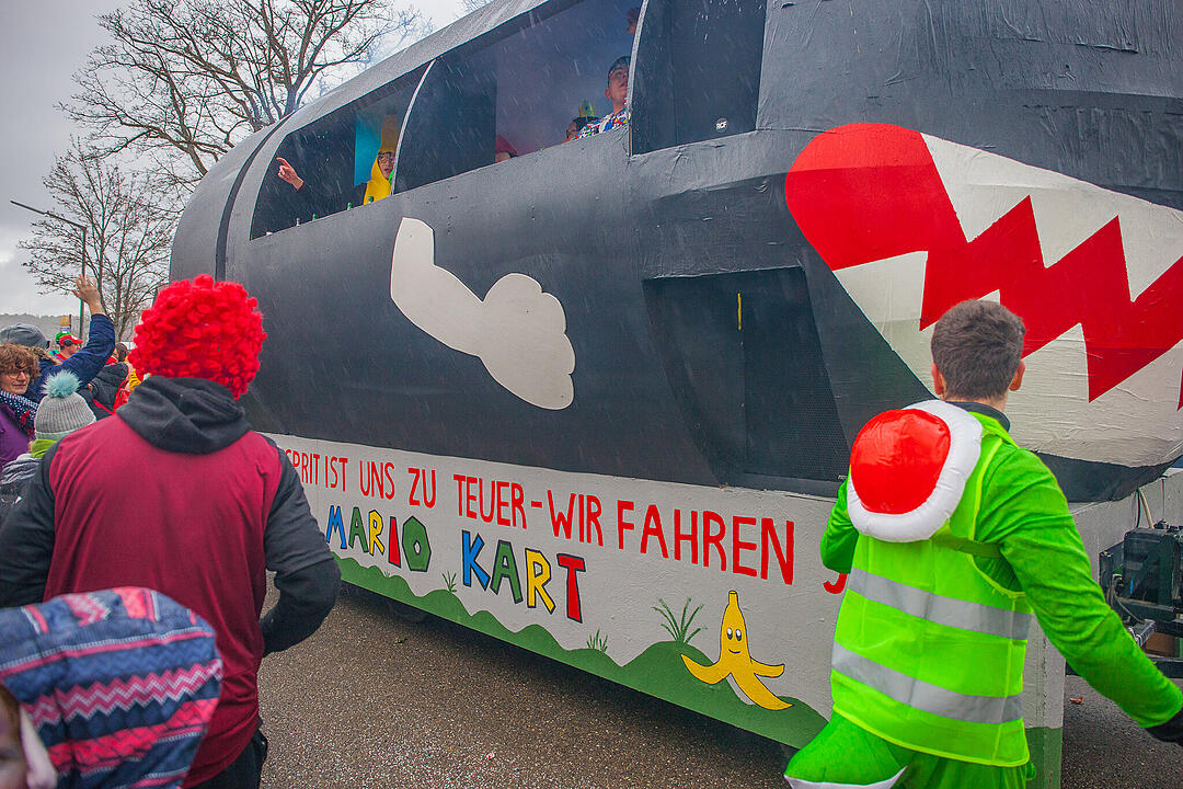 Tausende Narren und Närrinnen feierten auf der Straße