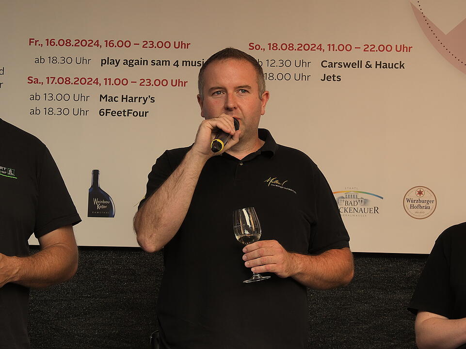 Das Weinfest zieht tausende Besucher an.