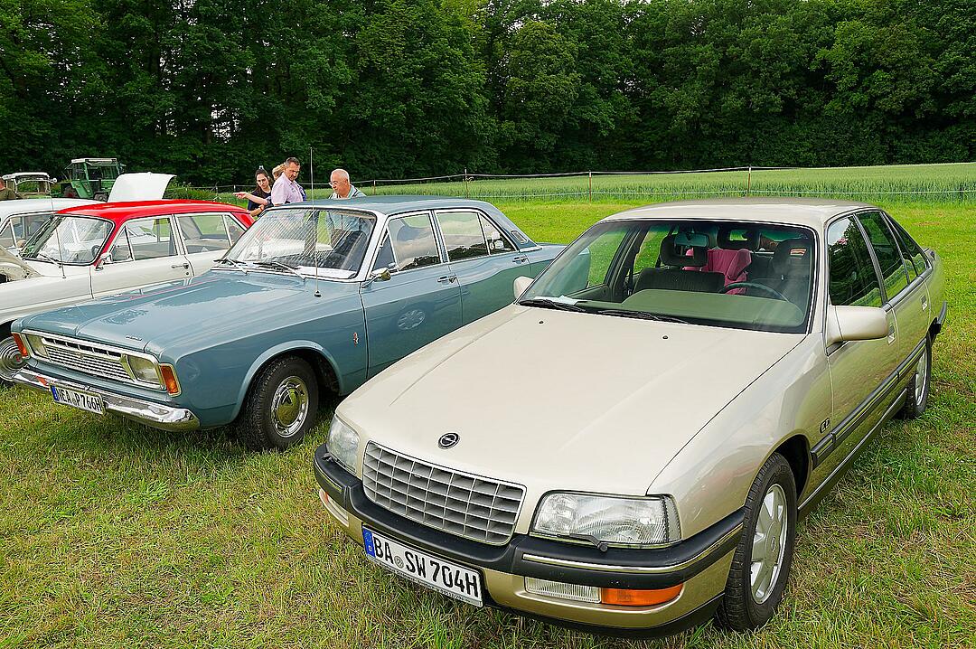 Autos, Motorräder, Mopeds und Traktoren gab es zu bewundern.