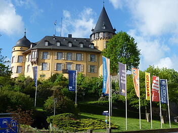 Mitten in Mayen ziert das Wahrzeichen die Stadt.