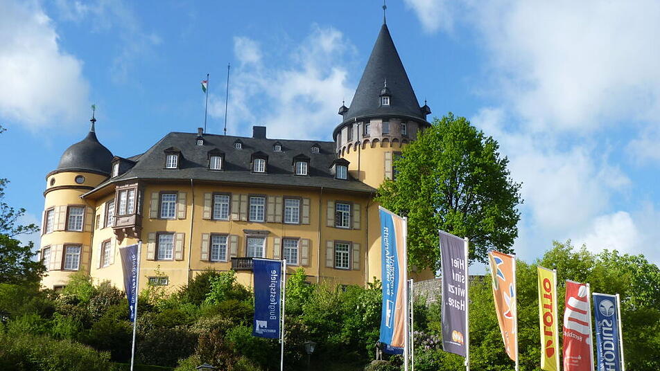 Mitten in Mayen ziert das Wahrzeichen die Stadt.
