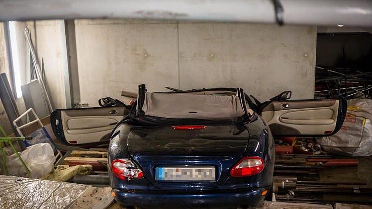 Ein 60-jähriger Autofahrer ist in einem Parkhaus in Wiesbaden tödlich verletzt worden. Der Mann ist mit seinem Cabrio eine Etage abgestürzt. Foto: Sebastian Stenzel/dpa