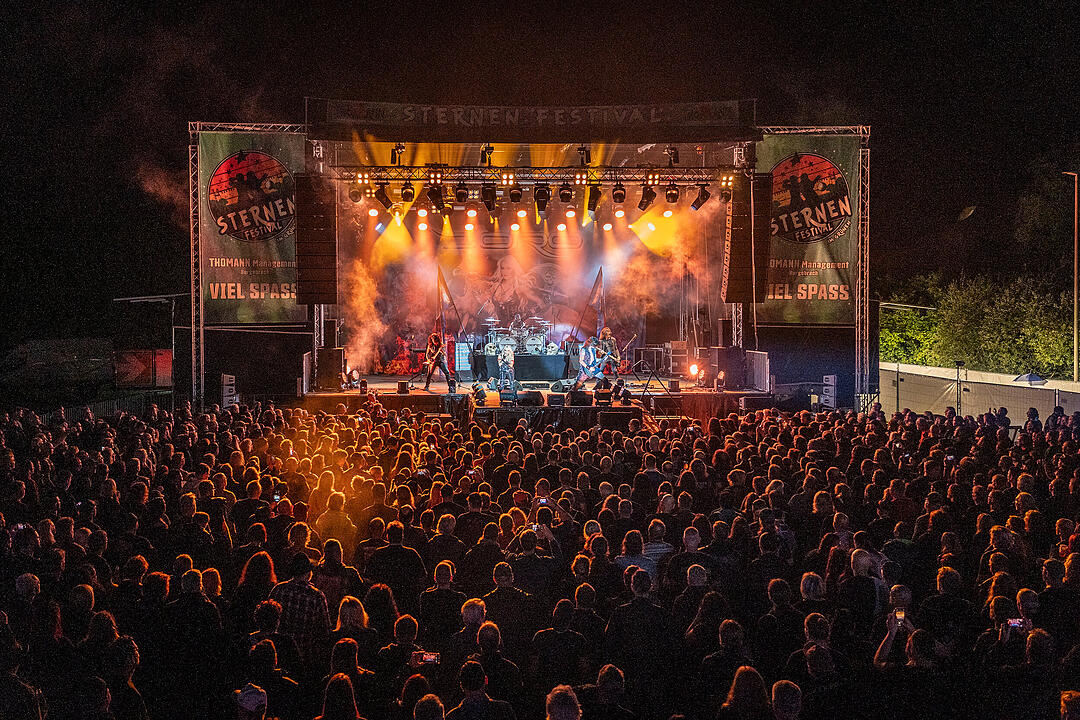 An die 2000 Besucher feierten die Rockmusik!