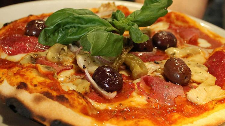 Essen wie ein Italiener: mediterrane Kost mit wenig Fleisch, mehr Fisch, vor allem aber Gemüse. Wenigstens bei ein, zwei Gabeln bewusst nur aufs Essen konzentrieren. Ansonsten schadet es aber nicht, beim Essen soziale Kontakte zu pflegen. Wie in Italien eben ... Foto: dpa