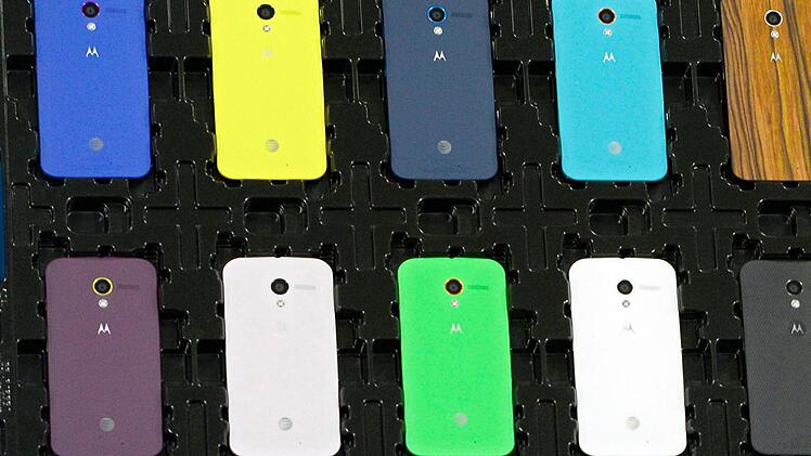 Diese oder ähnliche Motorola-Smartphone werden in Zukunft von Lenovo hergestellt. Foto:Larry W. Smith/dpa