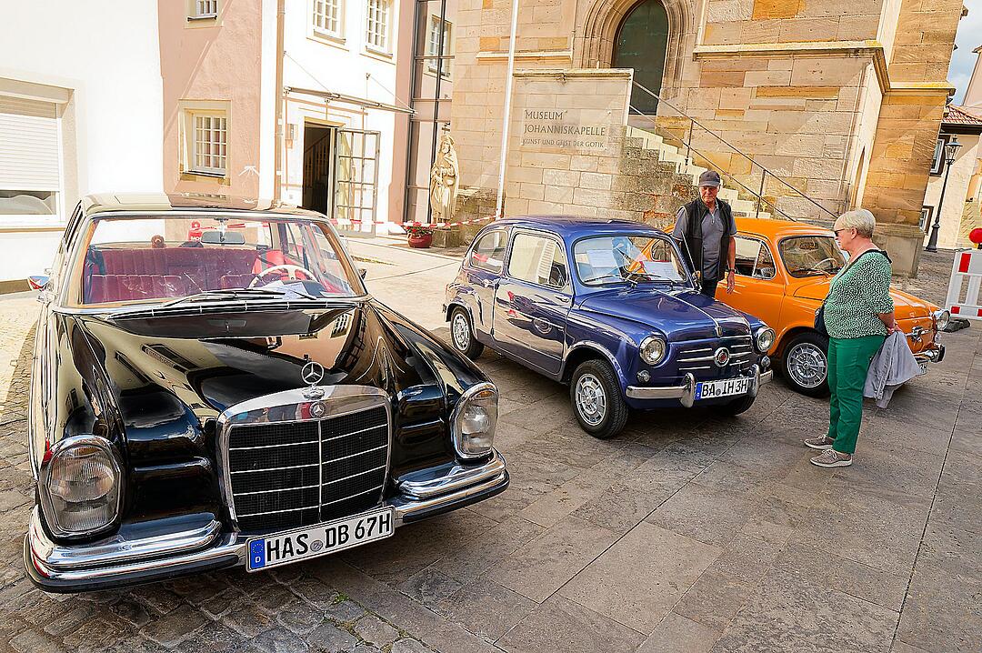 Historische Automobile und Motorräder
