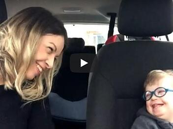 Im Video sind Rebecca Carless und ihr vierjähriger Sohn zu sehen. Sie singen den Song "A Thousand Years" von Christina Perri. Symbolbild: Screenshot/Youtube/"Wouldn't Change a Thing"