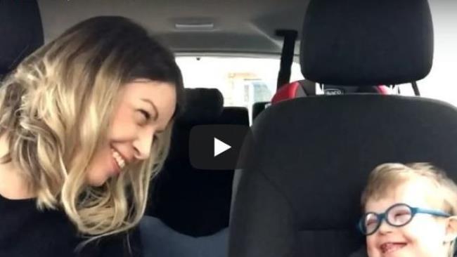 Im Video sind Rebecca Carless und ihr vierjähriger Sohn zu sehen. Sie singen den Song "A Thousand Years" von Christina Perri. Symbolbild: Screenshot/Youtube/"Wouldn't Change a Thing"