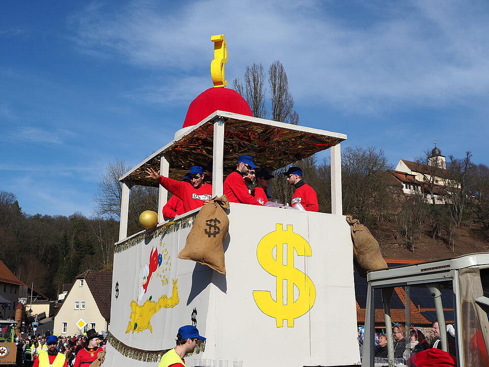 Buntes Faschingstreiben lockte tausende Besucher an.