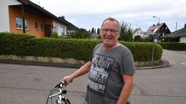 Wilfried Glatter wollte wissen, was wir an der Grenze (hinter ihm) zu suchen haben. Foto: Ronald Rinklef