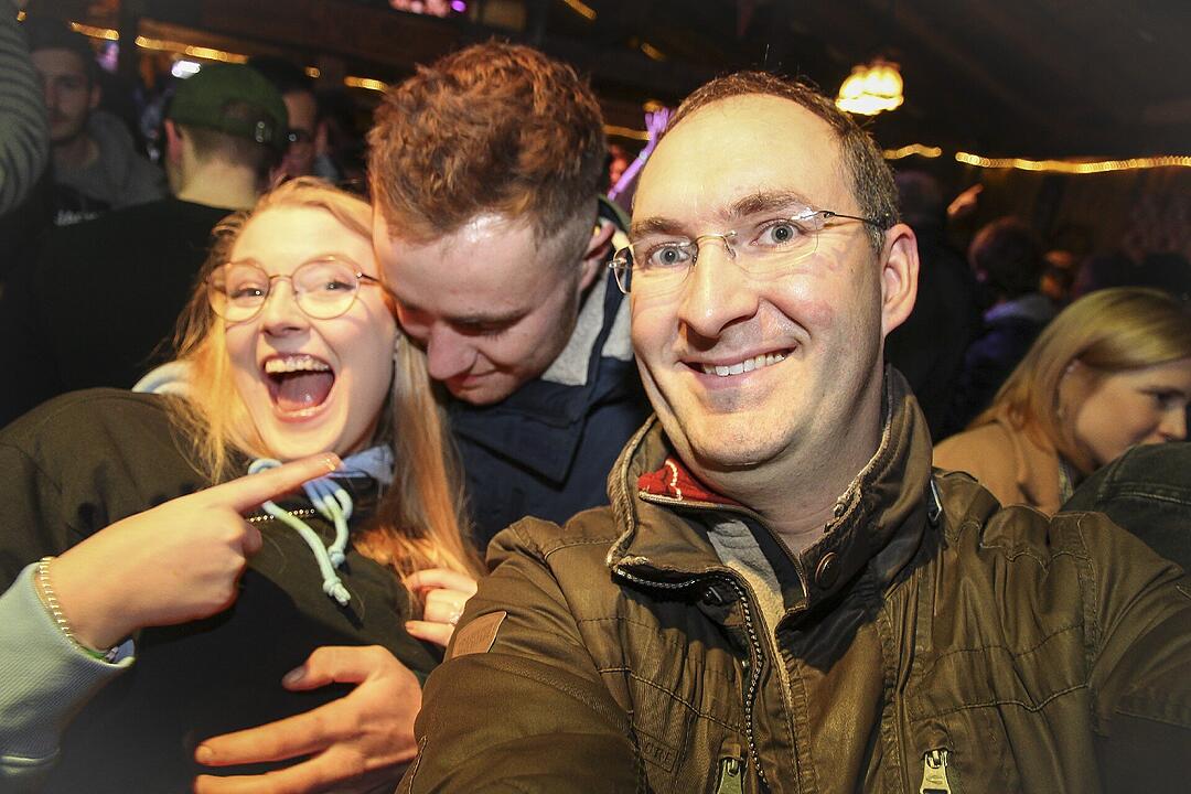 Beste Partystimmung bei voller Hütte.