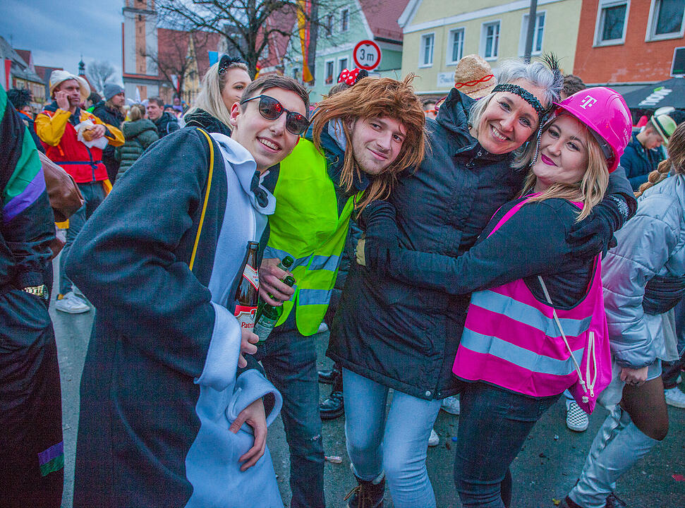 Tausende Narren und Närrinnen feierten auf der Straße