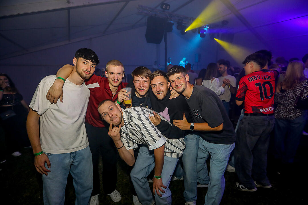 Partyzeltdorf mit 5 Areas!