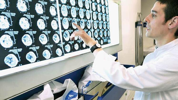 Eine massive Hirnschädigung, z.B. durch eine schwere Kopfverletzung oder Hirnblutung, kann trotz aller medizinischen Maßnahmen zum Hirntod des Patienten führen. Foto: DSO/Johannes Rey
