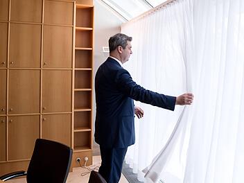 Markus Söder (CSU), Ministerpräsident von Bayern,  nach seiner Wahl in der bayerischen Staatskanzlei an seinem neuen Arbeitsplatz. Sven Hoppe/dpa