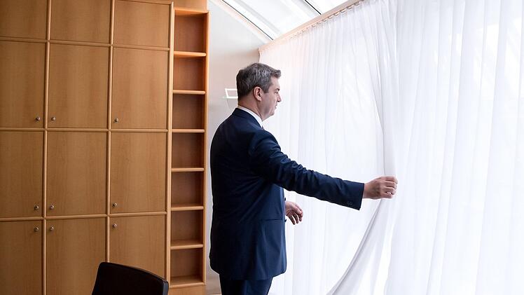 Markus Söder (CSU), Ministerpräsident von Bayern,  nach seiner Wahl in der bayerischen Staatskanzlei an seinem neuen Arbeitsplatz. Sven Hoppe/dpa