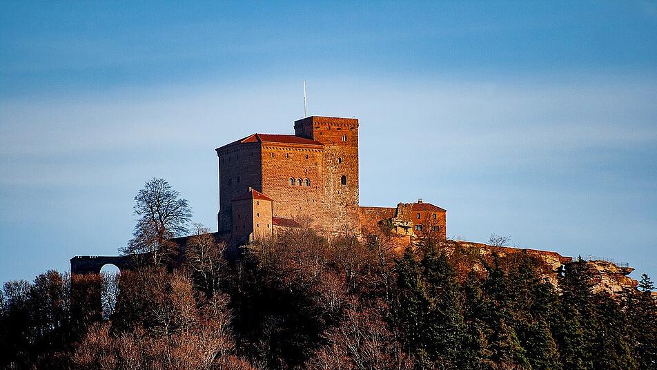 Die Burg Trifels ist eine von mehreren Burgen bei Annweiler.